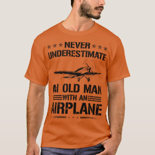 Onderschat nooit het oude Man piloot vliegtuig T-shirt