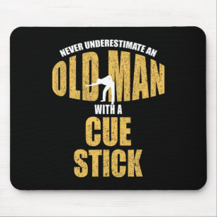 Onderschat nooit oud Man met Cue Stick Funny P Muismat
