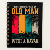 Onderschat nooit oud Man met Kayak Planner (Voorkant)