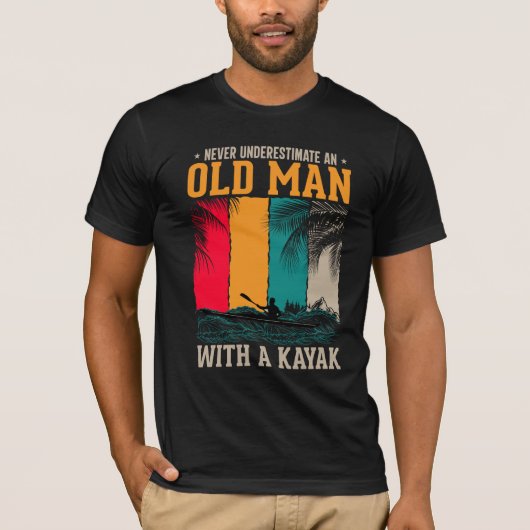 Onderschat nooit oud Man met Kayak T-shirt (Voorkant)