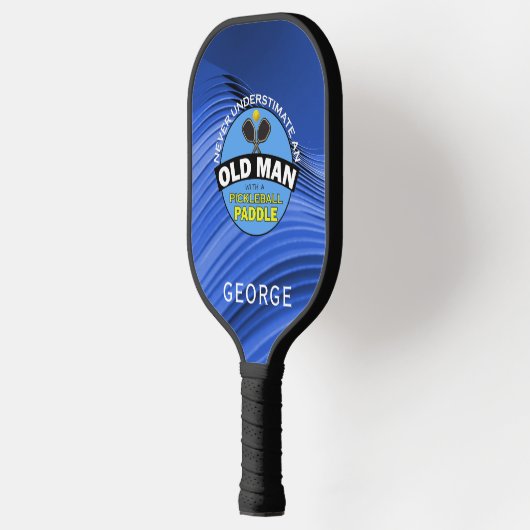 Onderschat nooit oud Man met Pickleball paddle (Links)