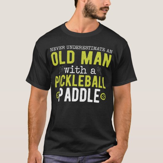 Onderschat nooit oud Man Pickleball T-shirt (Voorkant)