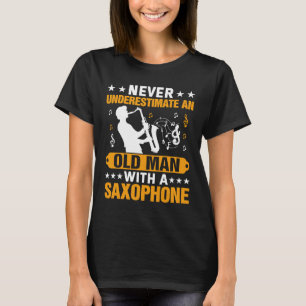 Onderschat nooit oude man saxofoonspeler muziek t-shirt