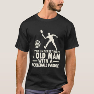 Onderschat nooit oude met augurk t-shirt