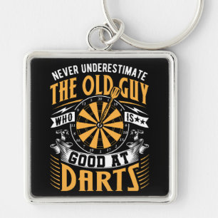 Onderschat nooit oude school dart spelers sleutelhanger