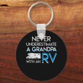 Onderschat nooit RV Camping Grandpa Sleutelhanger (Voorkant)