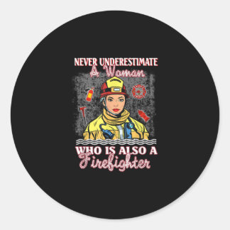 Onderschat vrouwen die ook brandweerman zijn nooit ronde sticker