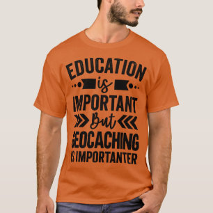 Onderwijs is belangrijk, maar geocaching is belang t-shirt