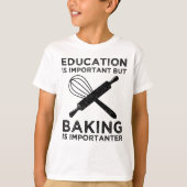 Onderwijs is belangrijk, maar het bakken is belang t-shirt (Voorkant)
