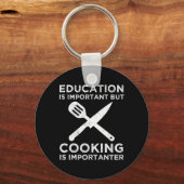 Onderwijs is belangrijk, maar koken is belangrijk sleutelhanger (Achterkant)