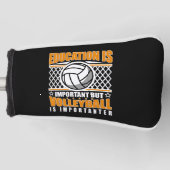 Onderwijs is belangrijk, maar volleybal is belangr golfheadcover (Voorkant)