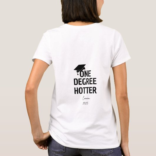 One Degree Hotter Funny University Afstuderen pet T-shirt (Achterkant)