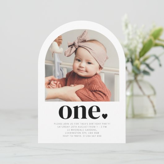 One Heart Arch Foto Eerste verjaardag Uitnodiging (Staand voorkant)