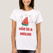 One in a Melon – Leuk Zomer Watermeloen Ontwerp T-shirt (Voorkant)