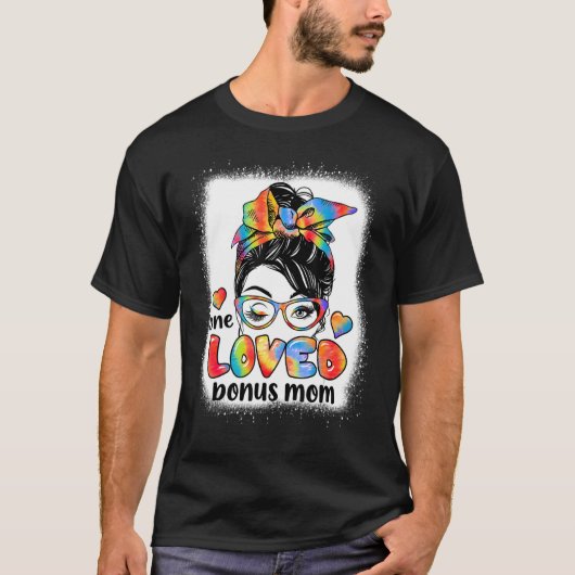 One Loved Bonus Moeder Tie Dye Messy Bun Moederdag T-shirt (Voorkant)