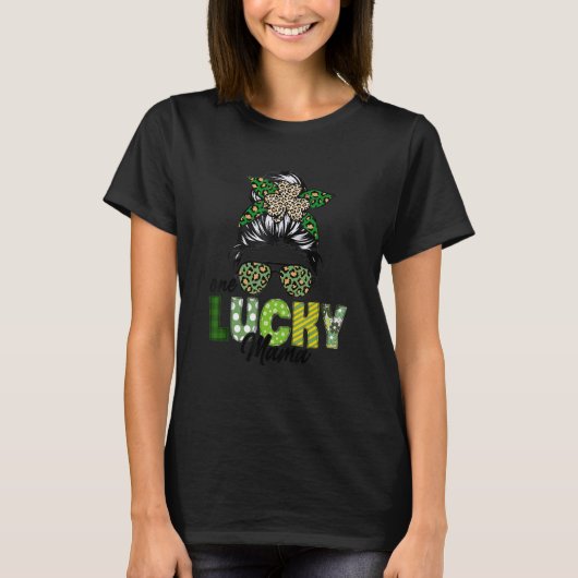One Lucky Mama Messy Bun Leopard Shamrock Funny St T-shirt (Voorkant)
