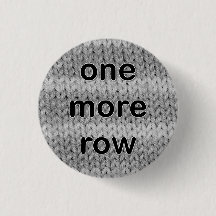 "One More Row" badge in zwart-wit