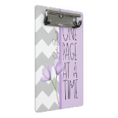 One Page at a Time – Motivational Lavender Floral Mini Klembord (Schuin)