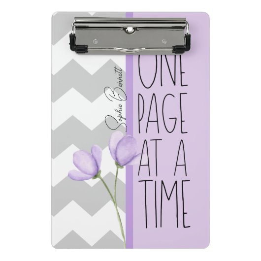 One Page at a Time – Motivational Lavender Floral Mini Klembord (Voorkant)