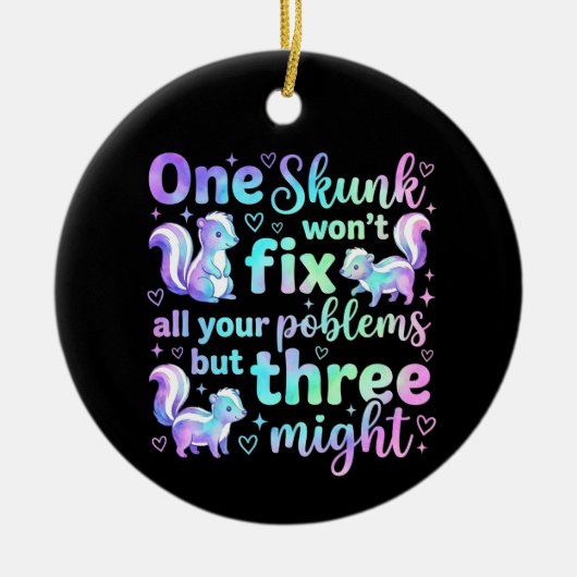 One skunk won't fix all your problems but three  keramisch ornament (Voorkant)