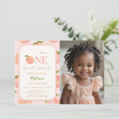 One Sweet Peach 1er Birthday Photo Invitation (Debout devant)