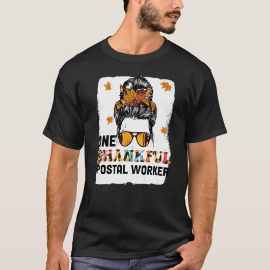 One Thankful Postal Worker Messy Bun Fall Thanksgi T-shirt (Voorkant)