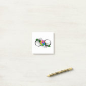 Oneindigheidssymbool met regenboogroos post-it® notes (Op bureau)