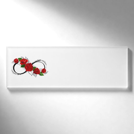 Oneindigheidssymbool met rode rozen naambadge (Voorkant)