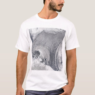 Ongebruikelijke wolkenformaties boven het Zee van T-shirt