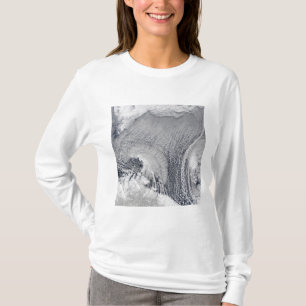 Ongebruikelijke wolkenformaties boven het Zee van T-shirt