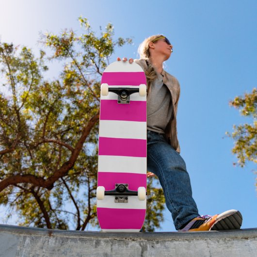 Ongelijke strepen in magenta en wit skateboard (Buiten 1)