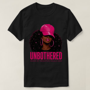 Ongestoorde Roze Pet Afro Vrouw Straatkunst T-shirt