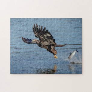 Onrijpe Bald Eagle die een vis laat vallen Legpuzzel
