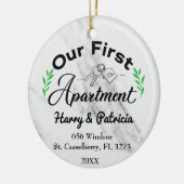 Ons eerste appartement 2022 Aangepaste namen en ad Keramisch Ornament (Links)
