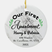 Ons eerste appartement 2022 Aangepaste namen en ad Keramisch Ornament (Achterkant)