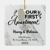 Ons eerste appartement 2022 Aangepaste namen en ad Keramisch Ornament (Achterkant)