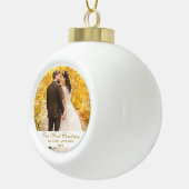 Ons eerste kerstbruiloft-foto Gold-script Keramische Bal Ornament (Rechts)