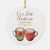 Ons eerste kerstcadeau samen met Hot Cocoa Keramisch Ornament (Voorkant)