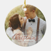 Ons eerste kerstfeest als de heer en mevrouw Roos Keramisch Ornament (Achterkant)