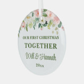 Ons eerste kerstfeest samen gepersonaliseerd paar glas ornament (Voorkant links)