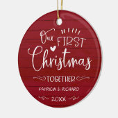Ons eerste kerstfeest samen met Rustic Farmhouse R Keramisch Ornament (Links)
