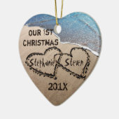 Ons eerste kerstfeest twee hart in de zand keramisch ornament (Links)