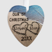 Ons eerste kerstfeest twee hart in de zand ornament (voorkant)