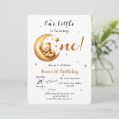 Ons kleine Beer wordt een Schattigee 1e verjaardag Kaart (Staand voorkant)