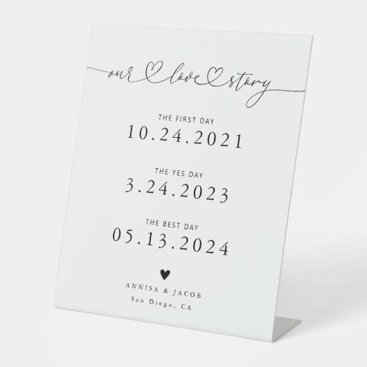 Ons liefdesverhaal Hearts White Wedding Timeline Reclamebord Met Voetstuk (Voorkant)