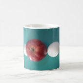 Ontbijtvrienden: Twee eieren $ Een Apple Stilleven Koffiemok (Center)