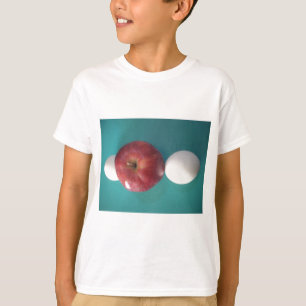 Ontbijtvrienden: Twee eieren $ Een Apple Stilleven T-shirt
