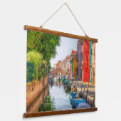 Ontdek de levendige charme van Burano Hangend Wandkleed (Gebogen)