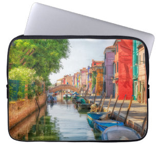 Ontdek de levendige charme van Burano Laptop Sleeve