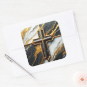 Onthulde zwart-wit marmeren kruis met goud vierkante sticker (Envelop)